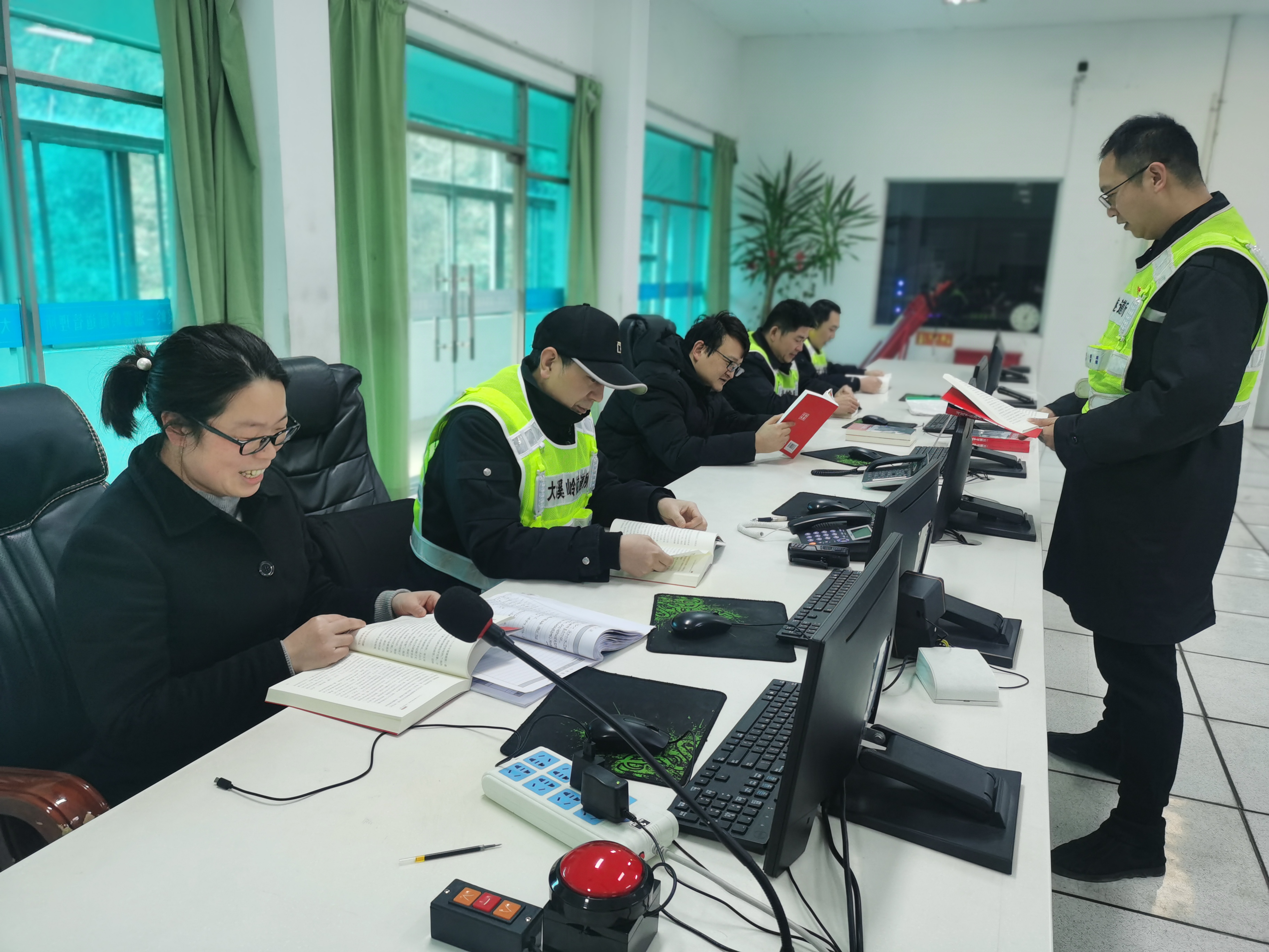 1645691215947816.jpg 2022.02.17圖為執(zhí)勤三隊在班前講評時學習《習近平在浙江》 陳智慧攝.jpg
