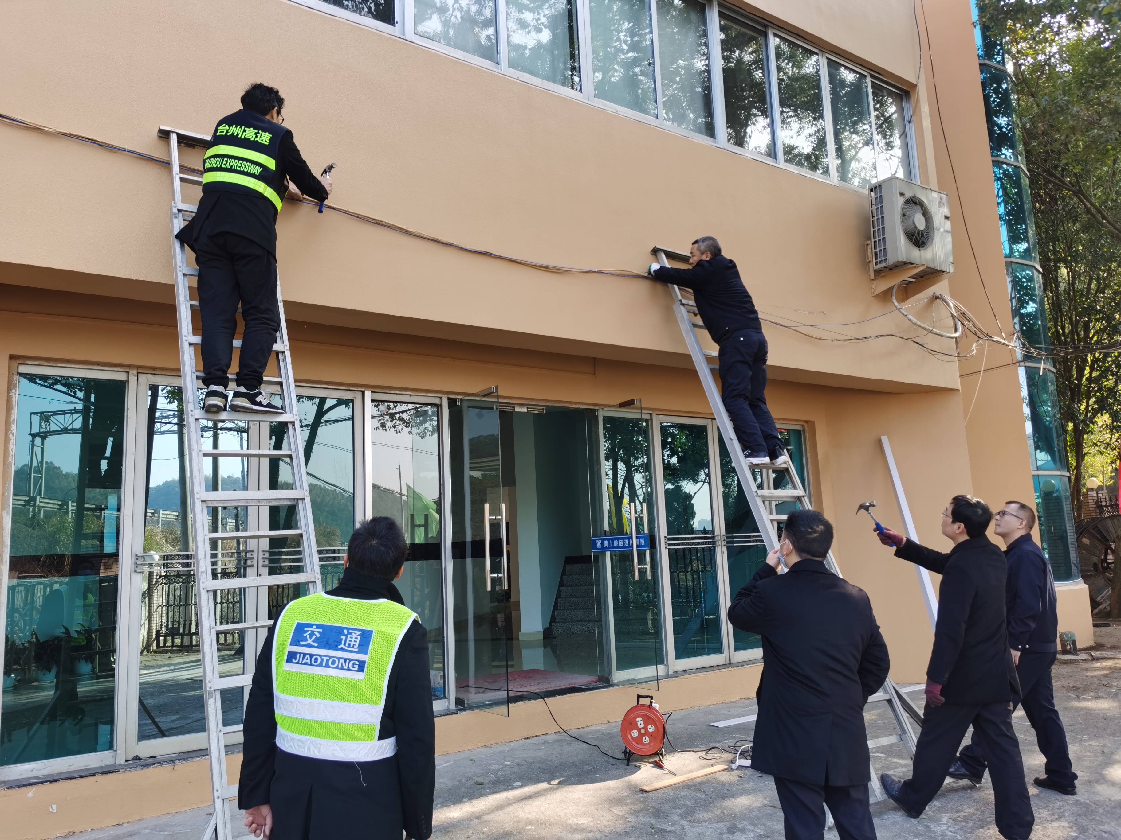 1649918846386518.jpg 執(zhí)勤一隊(duì)整理零亂電線(xiàn)林玲攝.jpg