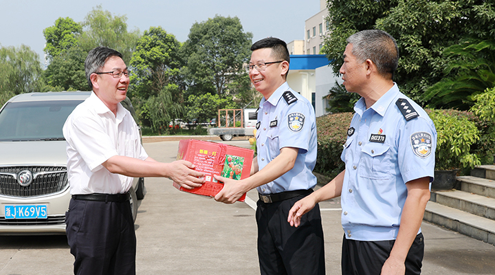 陳文波帶隊(duì)慰問臺州高速交警支隊(duì).jpg